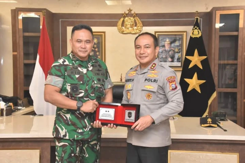 Sinergitas TNI-Polri, Pangdam I/BB Silaturahmi dan Tanam Pohon di Polda Riau - www.tajamnews.co.id