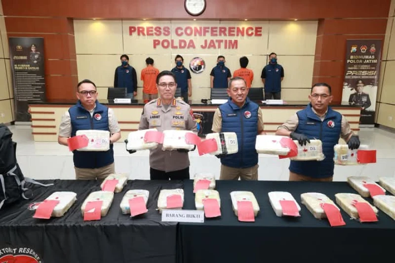 *Polda Jatim Berhasil Ungkap Jaringan Narkoba Internasional 21 Kg Sabu Senilai 22 Milyar Disita* - www.tajamnews.co.id
