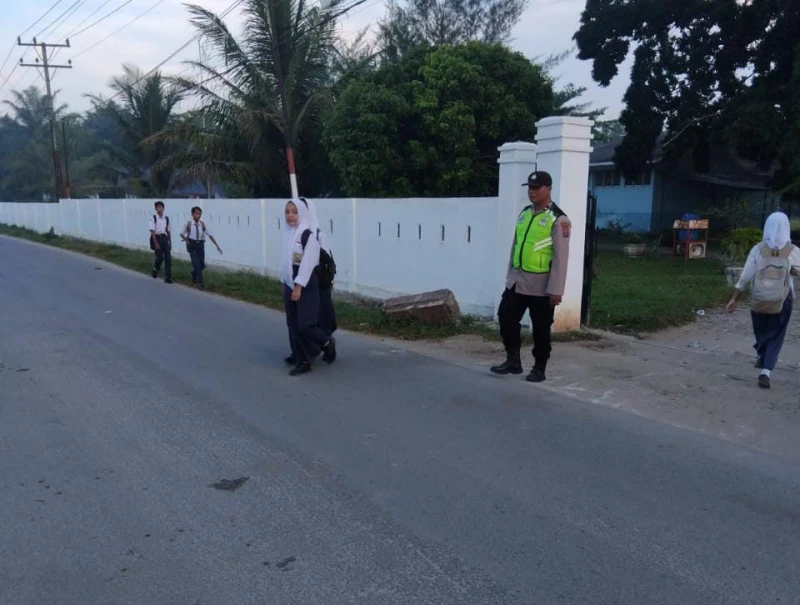Polsek Bosar Maligas Tingkatkan Keamanan Lalu Lintas di Depan SMP Negeri 1 - TajamNews