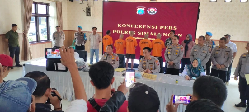 Kapolres Simalungun menggelar konferensi pers pengungkapan kasus pencabulan anak di bawah umur dengan modus ancaman penyebaran video korban. - www.tajamnews.co.id