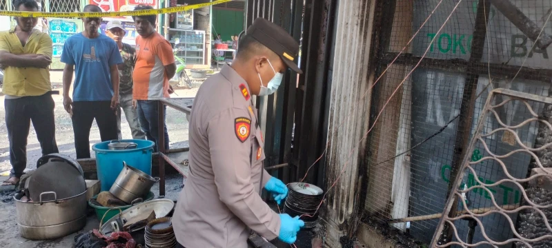 Polsek Serbalawan Respon Cepat Tangani Kebakaran Hanguskan 3 Unit Rumah di Simpang Sinaksak - www.tajamnews.co.id