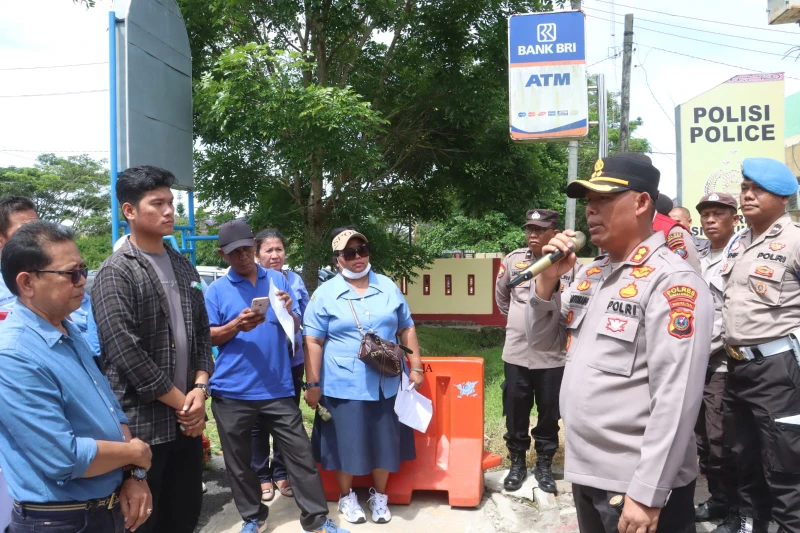 Kapolres Simalungun Terima Massa Aksi Sumut Watch dan Pegawai PDAM Tirta Lihou, Siap Selidiki Dugaan Korupsi - www.tajamnews.co.id