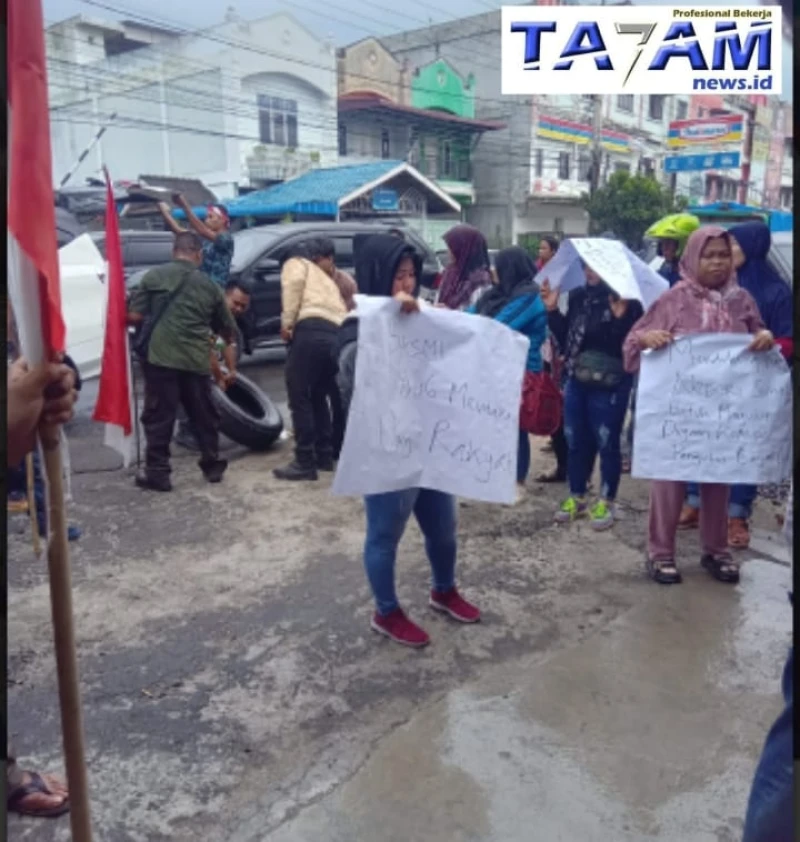Puluhan Warga Desak Kajari Simalungun, Orasi : Tangkap Pangulu ! - TajamNews