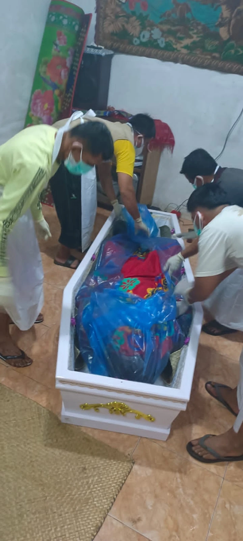 Polsek Tanah Jawa Tanggap Evakuasi Jasad Lansia Yang Ditemukan di Dalam Rumah - www.tajamnews.co.id