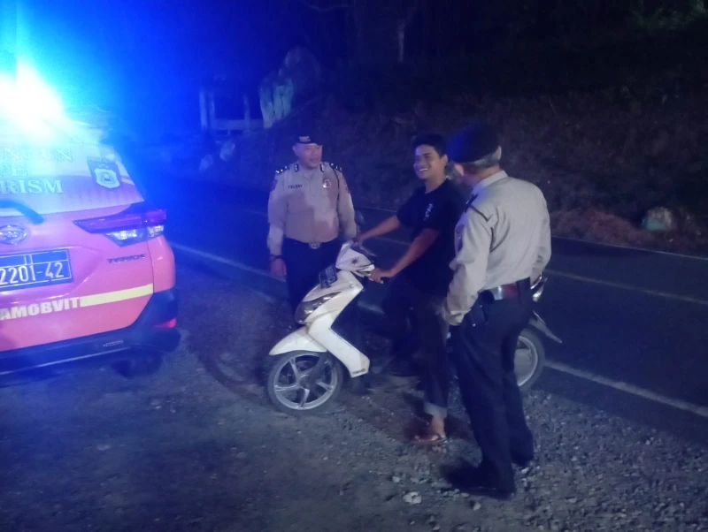 Sat Pam Obvit Polres Simalungun Lakukan Patroli Blue Light di Kota Parapat: Keamanan Objek Vital Terjaga, Himbauan Layanan 110 Polri Ditegaskan - www.tajamnews.co.id