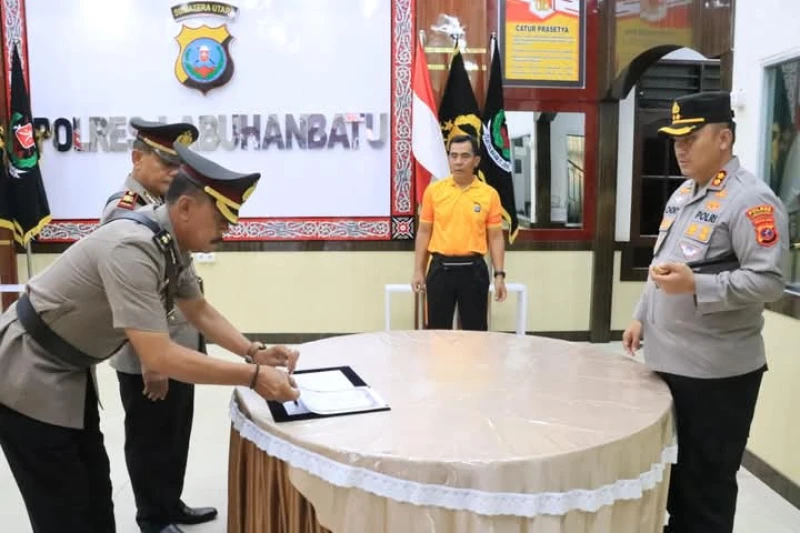 Penyerahan Jabatan Kasi Humas dan Kasat Binmas kepada Kapolres Labuhanbatu - www.tajamnews.co.id