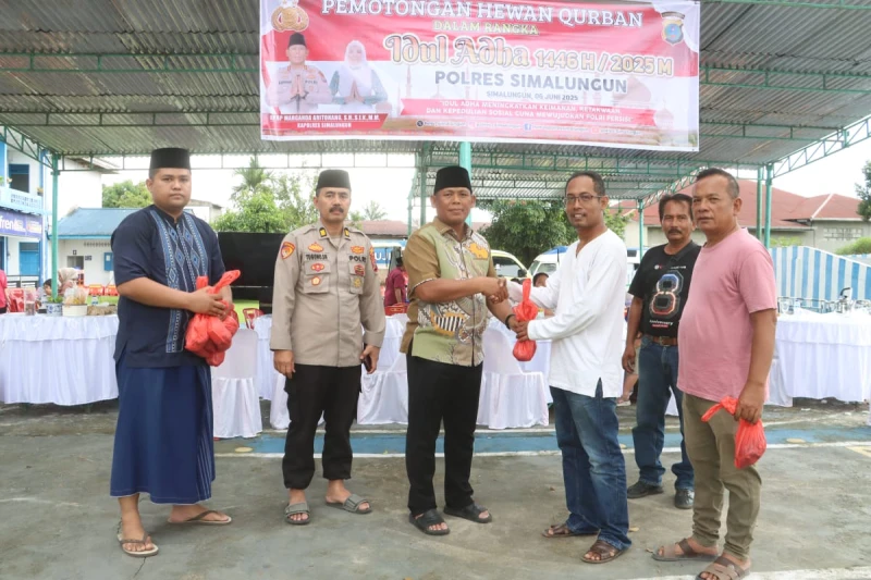 Polres Simalungun Gelar Penyerahan dan Pemotongan 17 Hewan Kurban, Wujudkan Polri Presisi Melalui Kepedulian Sosial - www.tajamnews.co.id