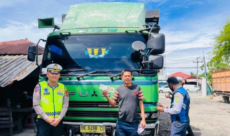 Satlantas Polrestabes Medan Gencarkan Sosialisasi Bahaya Over Load & Over Dimensi di Jalur Padat Truk - TajamNews