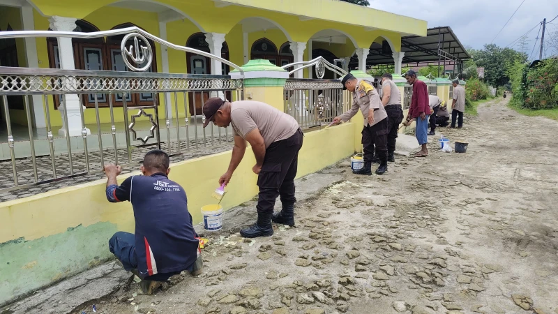 Polri untuk Masyarakat: Jelang Hari Bhayangkara ke-79, Bakti Religi Polsek Serbelawan Bersihkan Masjid Al-Ikhlas - TajamNews