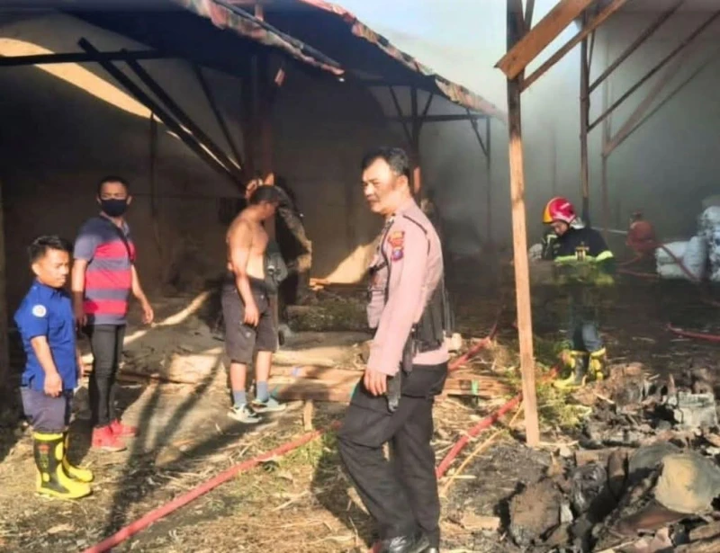 Gudang Arang di Jalan Medan Terbakar Hingga Nyaris Jadi Arang - TajamNews