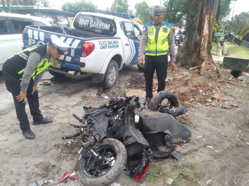 Pengendara Sepeda Motor meninggal di lindas truk tangki CPO.di jln asahan. - www.tajamnews.co.id