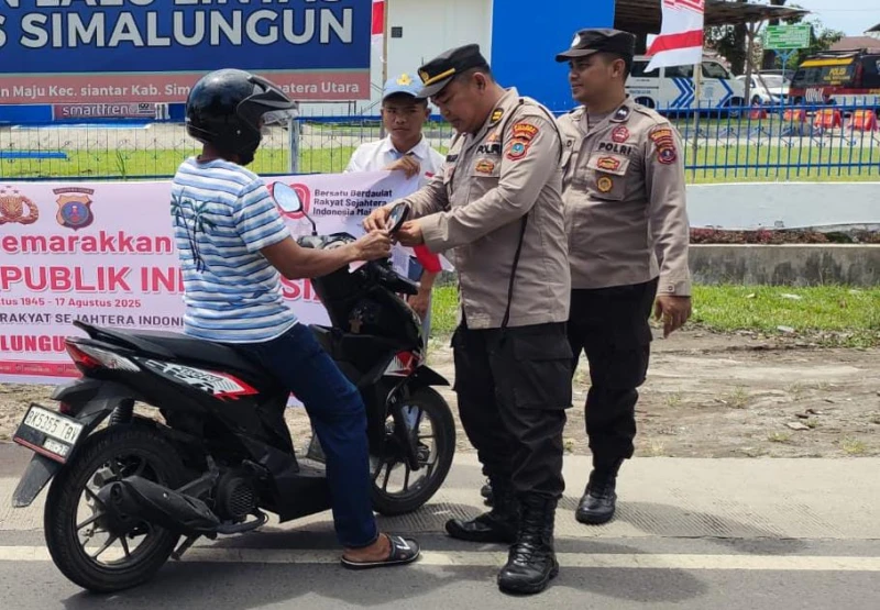 Kapolres Simalungun Wujudkan Semangat Nasionalisme, Gelar Pembagian 2.500 Bendera Merah Putih untuk Semarakkan HUT RI ke-80 - TajamNews