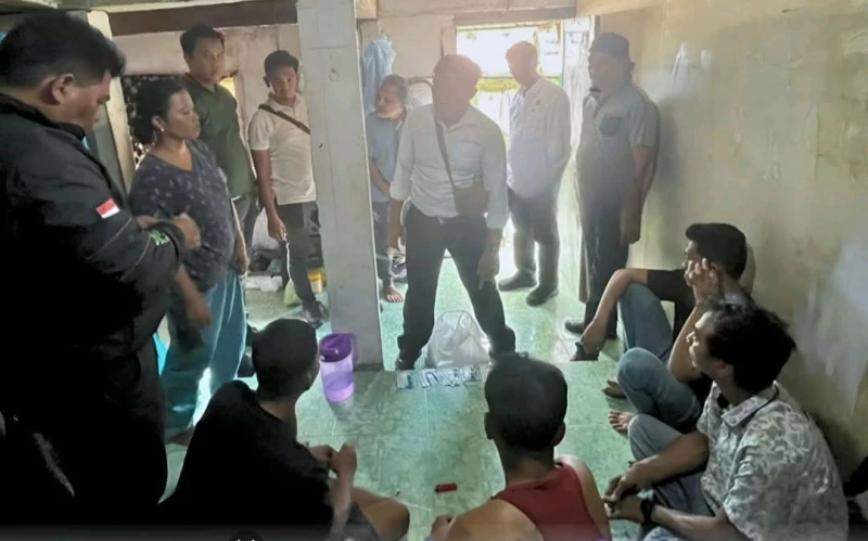 Sat Narkoba Polres Siantar Amankan 6 Pria Saat Grebek Sarang Narkoba - TajamNews