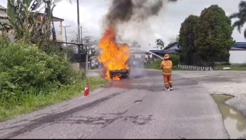 Satu unit mobil pick up di lalap si jago merah di depan SPBU Raya. - TajamNews