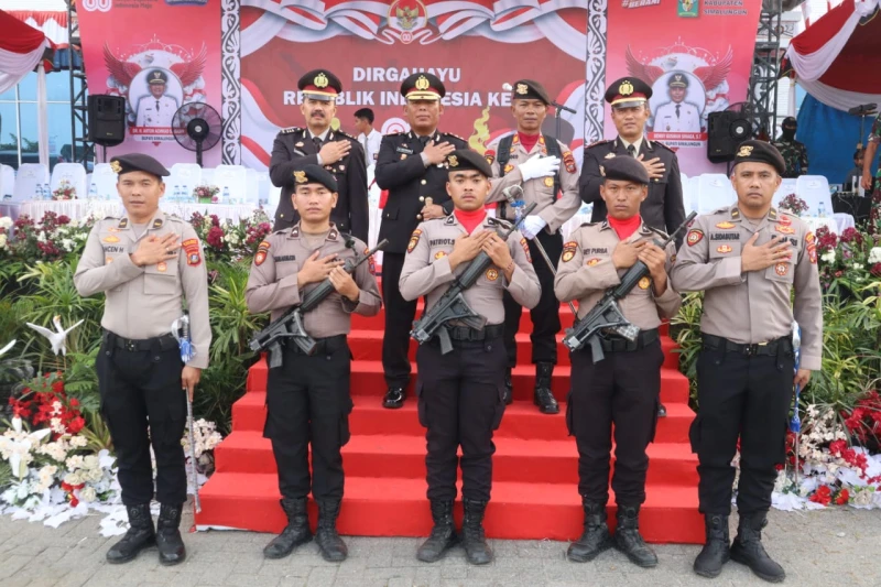 Kapolres Simalungun AKBP Marganda Aritonang Hadiri Aubade Penurunan Bendera HUT RI ke-80, Jaga Kamtibmas Berdaulat untuk Rakyat - TajamNews