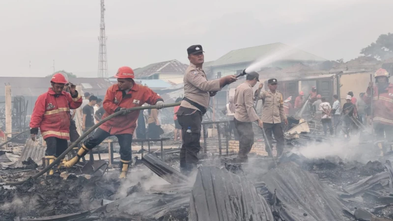 Kinerja Polsek Serbalawan Polres Simalungun Cepat Bantu Evakuasi 140 Pedagang Korban Kebakaran - TajamNews