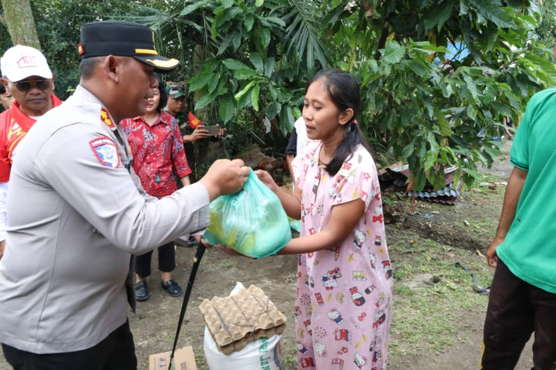 Kapolres Simalungun Bersama Forkopimda Salurkan Bantuan Kemanusiaan kepada Korban Angin Puting Beliung, Wujudkan Kehadiran Negara di Tengah Masyarakat - TajamNews