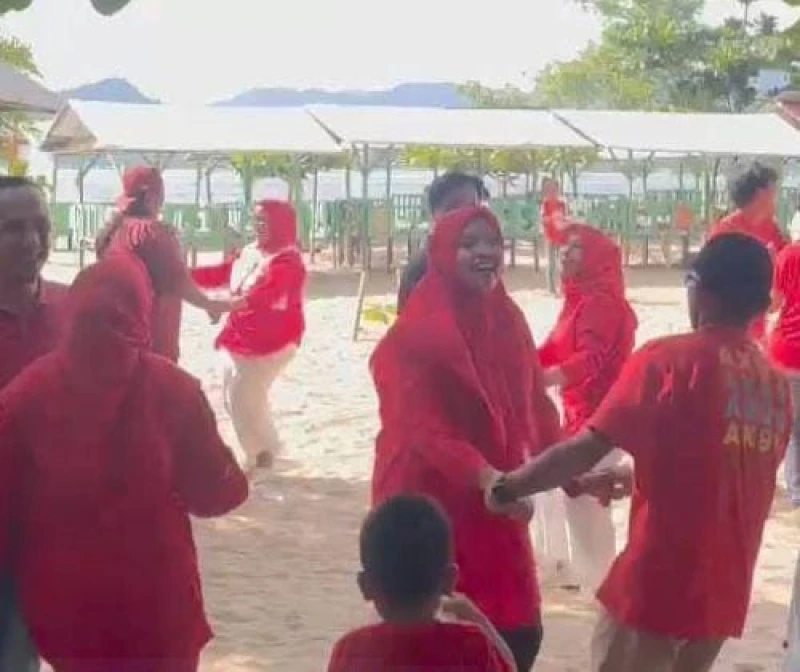 Perumda Tirta Nauli Sibolga Guncang Pantai Pandaratan dengan Lomba Joget Pasutri Teromantis Pada HUT RI ke 80 - TajamNews