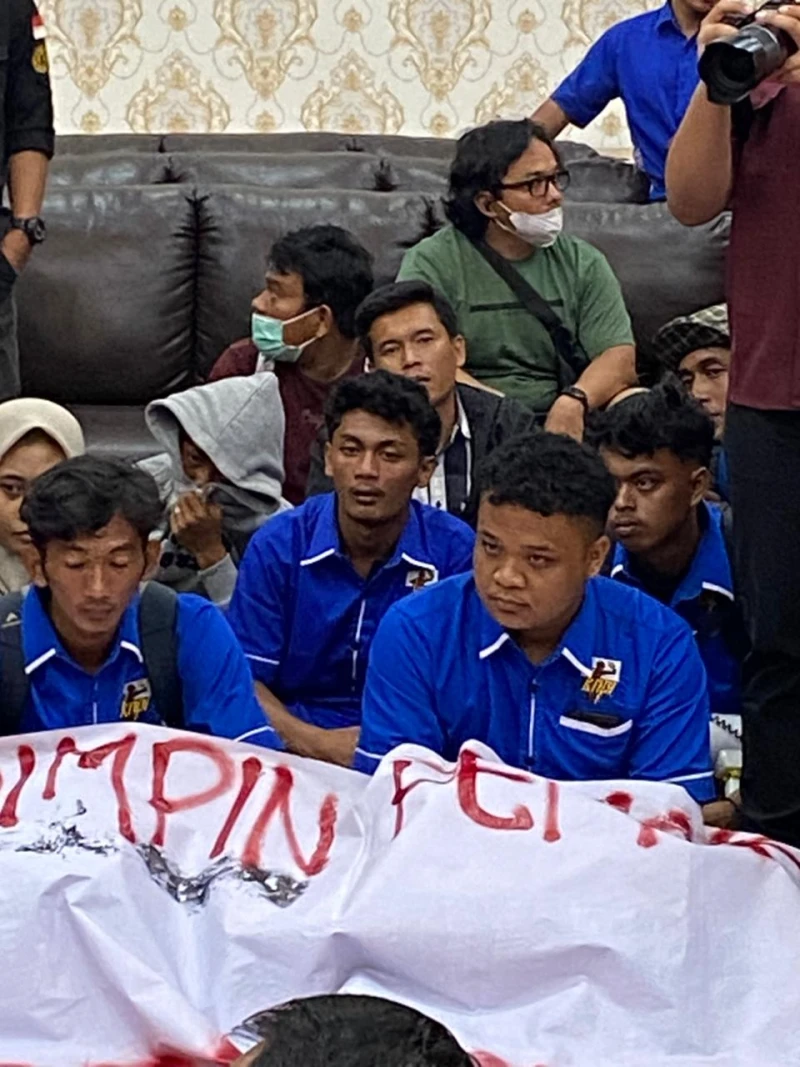 *KNPI Kecam Pemuda yang Menggunakan Atribut KNPI Lakukan Demonstrasi di Kantor Bupati Simalungun* - www.tajamnews.co.id