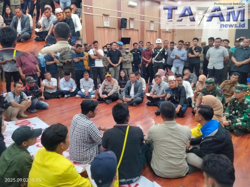 Unjuk Rasa Damai, Bupati Simalungun Sambut Peserta Dengan Ketulusan Dan Kasih Sayang. - www.tajamnews.co.id