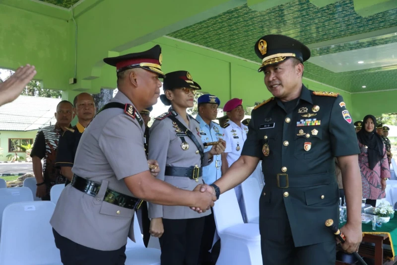 Sinergitas TNI-Polri Menguat, Kapolres Simalungun Hadiri Penutupan Dikmaba 595 Prajurit TNI-AD - TajamNews
