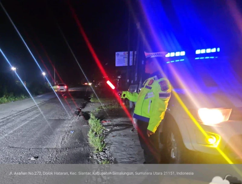 Walaupun Kondisi hujan Sat Lantas Polres Simalungun Gelar Blue Light Patrol, Antisipasi Balap Liar dan Begal. - TajamNews