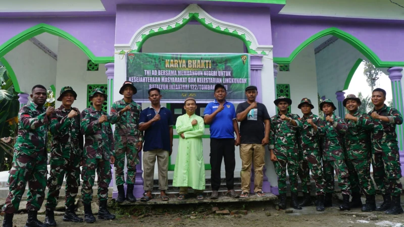 Pengabdian dan Bhakti TNI hadir ditengah-tengah masyarakat bergotong-royong membantu kesulitan masyarakat - TajamNews