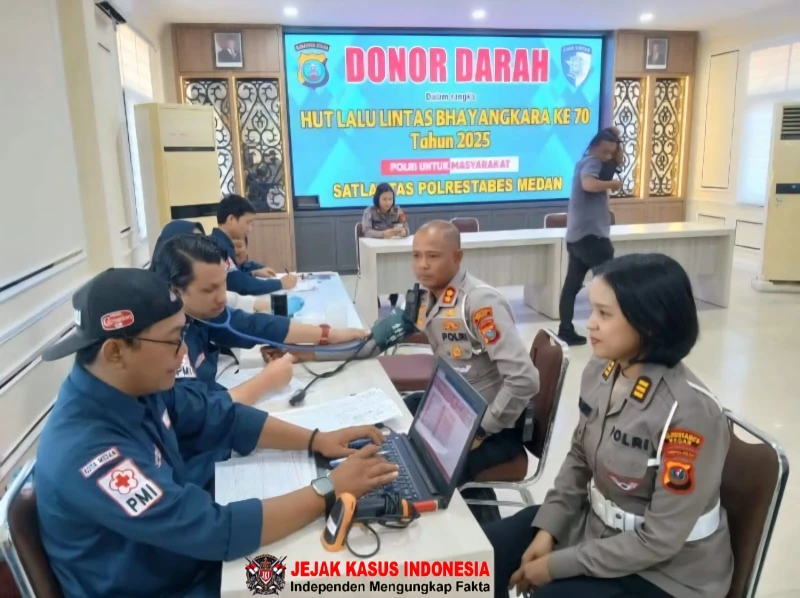 Satlantas Polrestabes Medan Rayakan HUT Lantas Bhayangkara ke-70 dengan Aksi Sosial Menyentuh Warga - TajamNews
