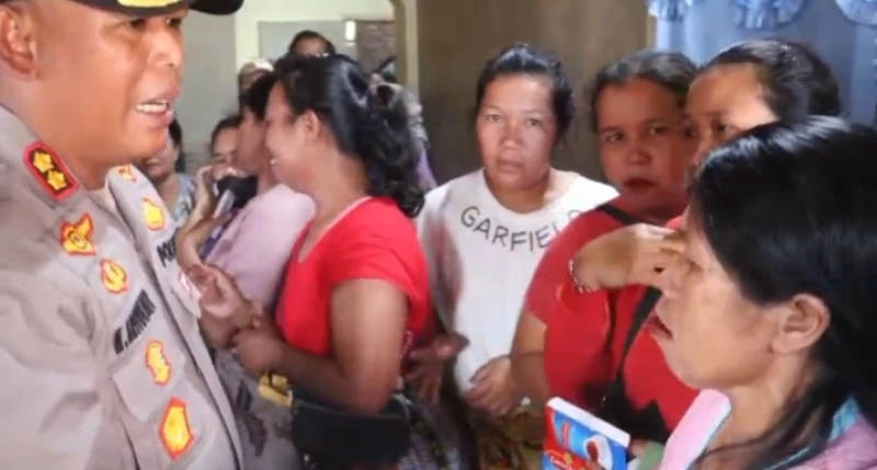 Ibu-Ibu Lamtoras Terharu Menangis Mendengar Pesan Kemanusiaan Kapolres Simalungun Sambangi Warga Sihaporas - TajamNews