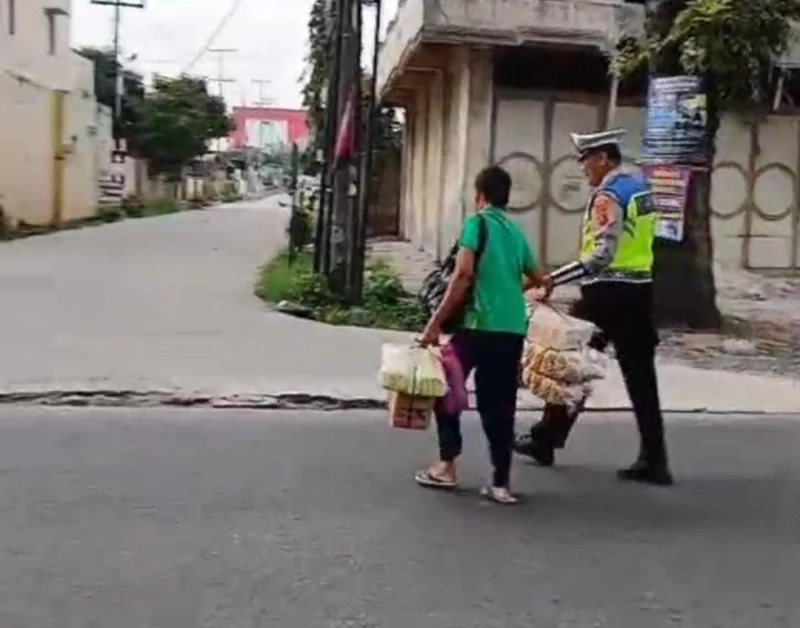 Polantas Menyapa Pagi Hari, Polres Simalungun Hadirkan Rasa Aman di Jalan Raya untuk Masyarakat - TajamNews