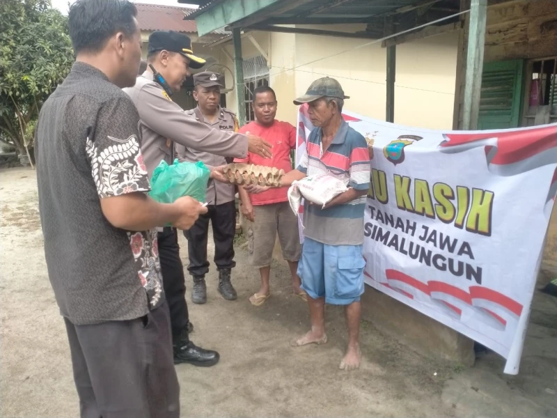 Kapolsek Tanah Jawa Salurkan Bantuan Sembako Melalui Minggu Kasih, Wujud Polri Dekat dengan Masyarakat - TajamNews