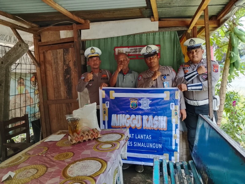 **KBO Sat Lantas Polres Simalungun Salurkan Bantuan Minggu Kasih, Wujud Kepedulian Polri kepada Warga Kurang Mampu** - TajamNews