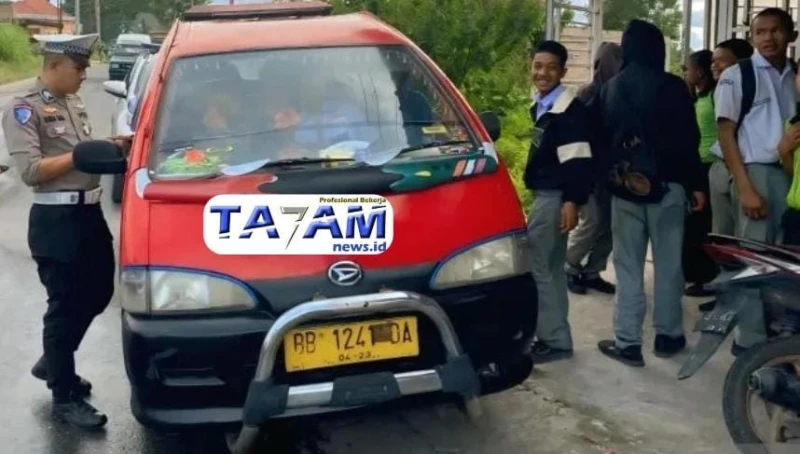 Polres Humbahas Melaksanakan Tindakan Tegas Terhadap Supir Angkutan yang Abaikan Keselamatan Anak Sekolah - TajamNews