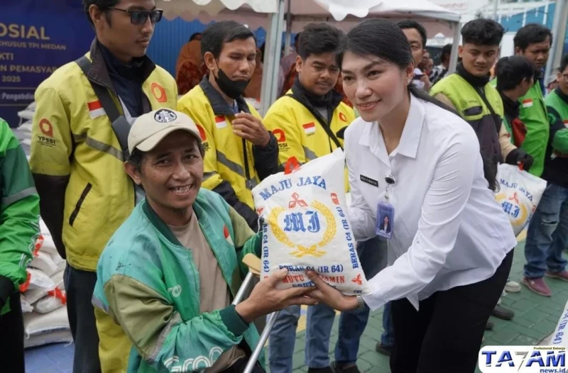 Kantor Imigrasi Medan Rayakan Hari Bakti dengan Pembagian 500 Karung Beras untuk Warga Sekitar dan Pengemudi Ojek Online - TajamNews