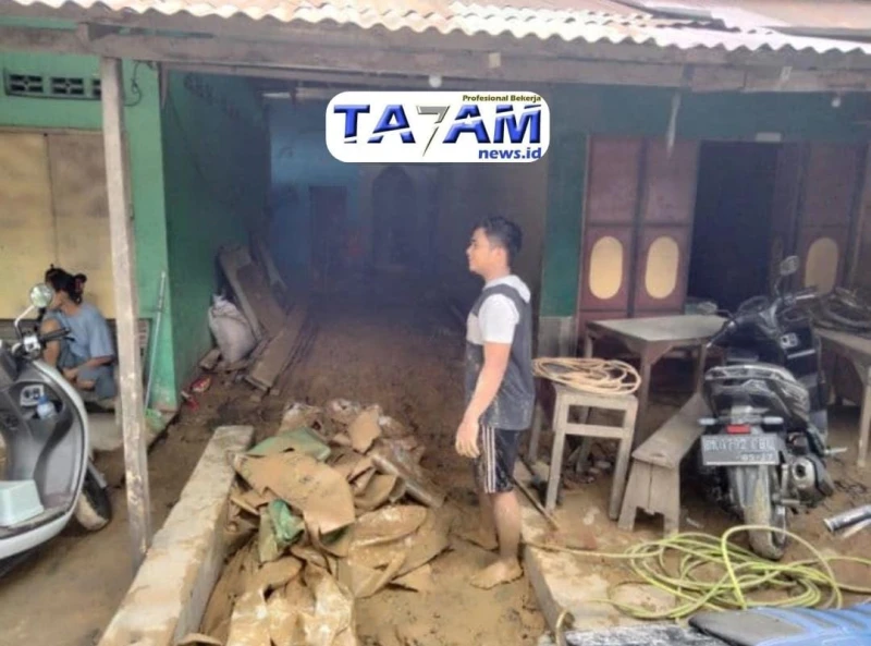 77 KK Terikut Banjir Lumpur: Warga Bukit Mas Berjuang Mengatasi Kerusakan - TajamNews