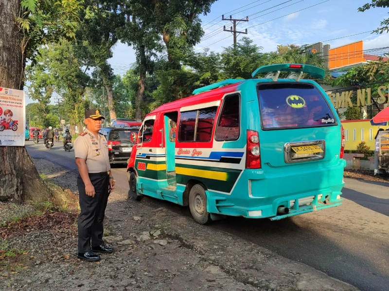 Kapolres Simalungun Turun Langsung Awasi Pengaturan Lalin Pagi, Pastikan Masyarakat Aman Beraktivitas - TajamNews