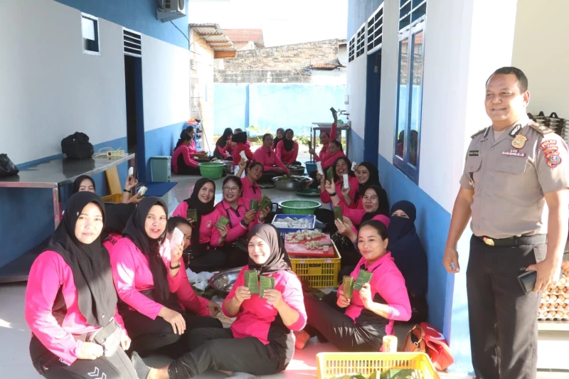 Bhayangkari Peduli! Polres Simalungun Gelar Dapur Umum, Siapkan Ribuan Makanan untuk Korban Banjir dan Longsor Sumut - www.tajamnews.co.id