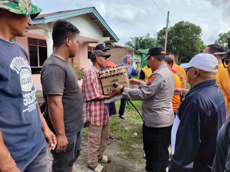 Kapolres Turun Tangan! Langsung Salurkan Bantuan ke 7 Keluarga Korban Puting Beliung di Parbalogan, Kerugian Capai Rp90 Juta - TajamNews