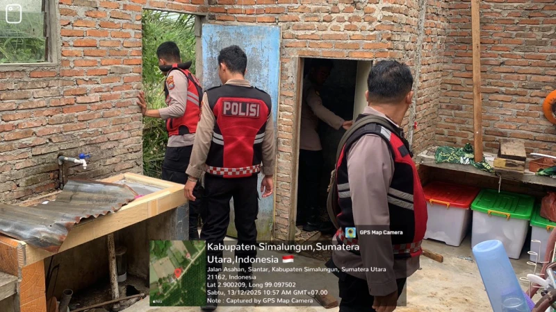 Samapta Action! Tim Polres Simalungun Bantu Evakuasi Barang Korban Puting Beliung di Parbalogan, Gotong Royong Bersama Warga - www.tajamnews.co.id