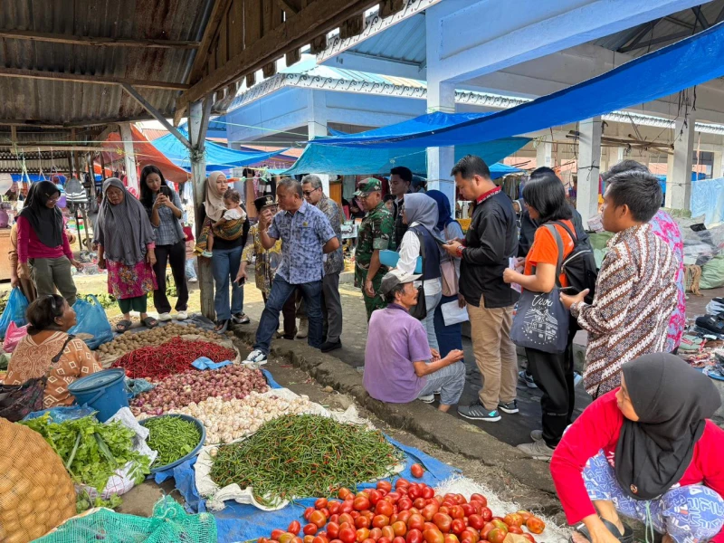 Sat Reskrim Polres Simalungun Sidak Pasar Jelang Natal, Pastikan Harga Sembako Stabil dan Stok Aman - TajamNews