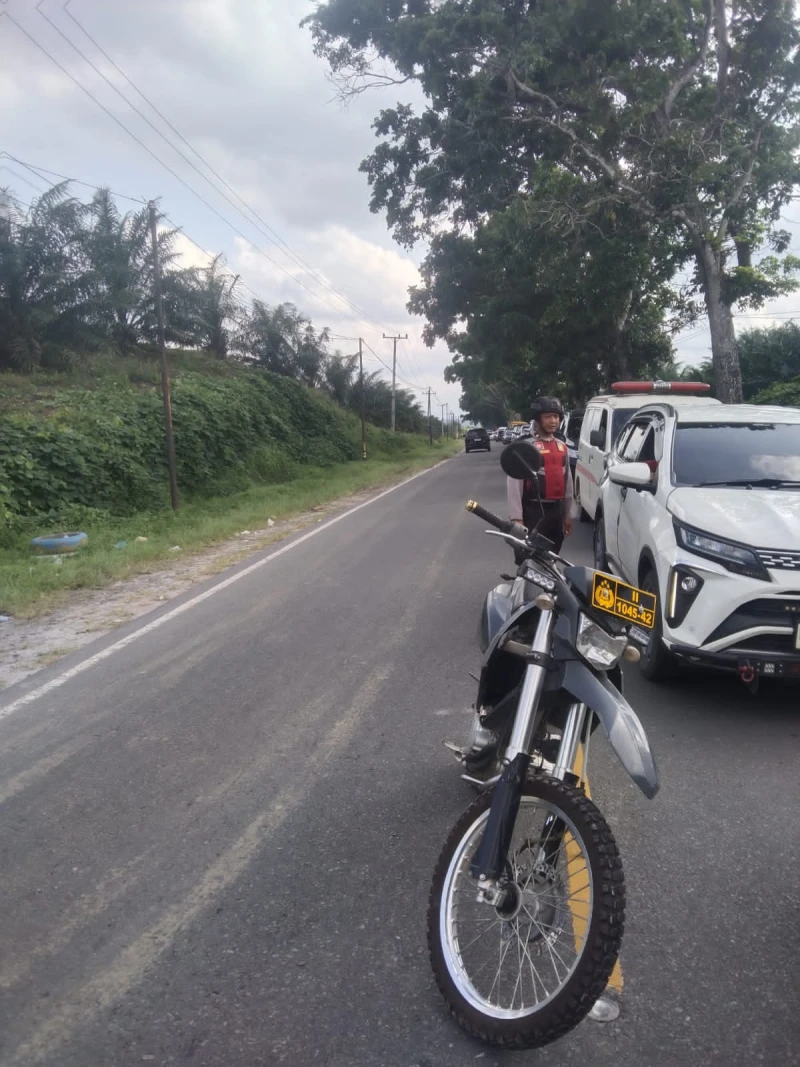 Samapta Polres Simalungun Menghimbau supaya pengemudi tetap di jalurnya.. Sehingga Arus Balik berjalan Lancar.. - TajamNews