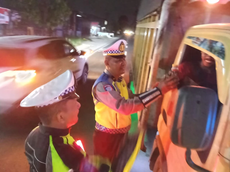 Jelang Pensiun, IPDA Heriono Tak Kendur Semangat: Rela Begadang Bagikan Kopi Demi Keselamatan Pengemudi - TajamNews