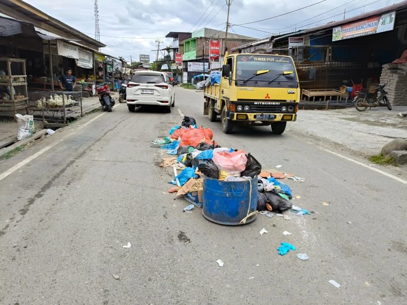 Jalan Depan Pasar Dijadikan Tempat Pembuangan Sampah Sebagai Bentuk Protes Warga - TajamNews