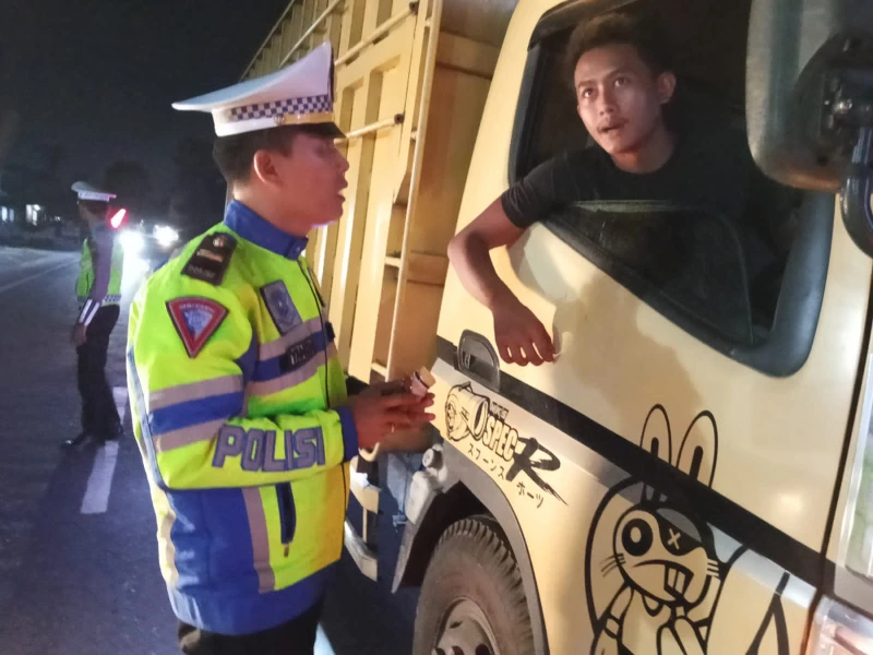 Jangan Ngantuk, Nyawa Berharga! Himbauan Kanit Gakkum IPDA Yancen Untuk Para supir..saat Membagikan Kopi pada Malam hari.. - TajamNews