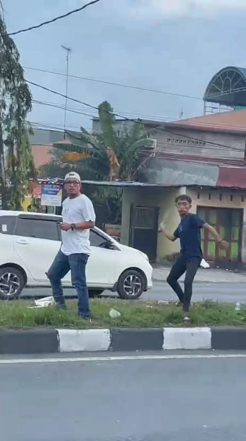 Bus Karyawan Almasar Karona Dilempari Preman di Pintu Tol Bandar Selamat, Sopir Dipukul Martil - TajamNews