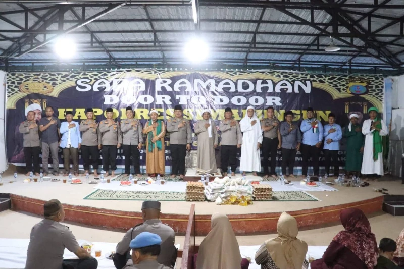 Kapolres Simalungun Sapa Ramadan Door to Door: Santunan Santri, Bagi Sembako, Buka Puasa Bersama di Pondok Pesulukan - TajamNews