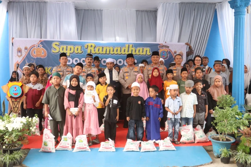 Sapa Ramadan Door To Door Polres Simalungun: Kapolres Aritonang Peluk 50 Anak Yatim Sambil Menangis, Salurkan Santunan dan Pesan Anti-Narkoba - TajamNews