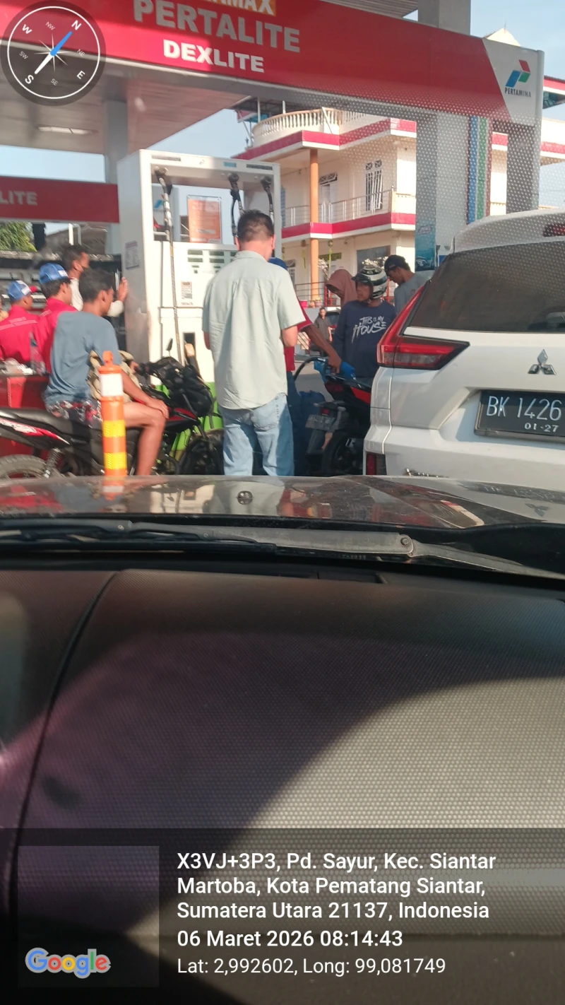 Imbas Pernyataan Menteri Bahlil, SPBU di Siantar Padat Antrian - www.tajamnews.co.id