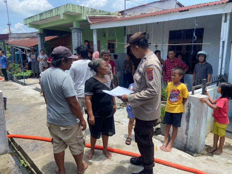 Polsek Bangun Respon Cepat Bantu Warga Tangani Kebakaran Tiga Rumah Kontrakan, Kerugian Ditaksir Rp 150 Juta - TajamNews