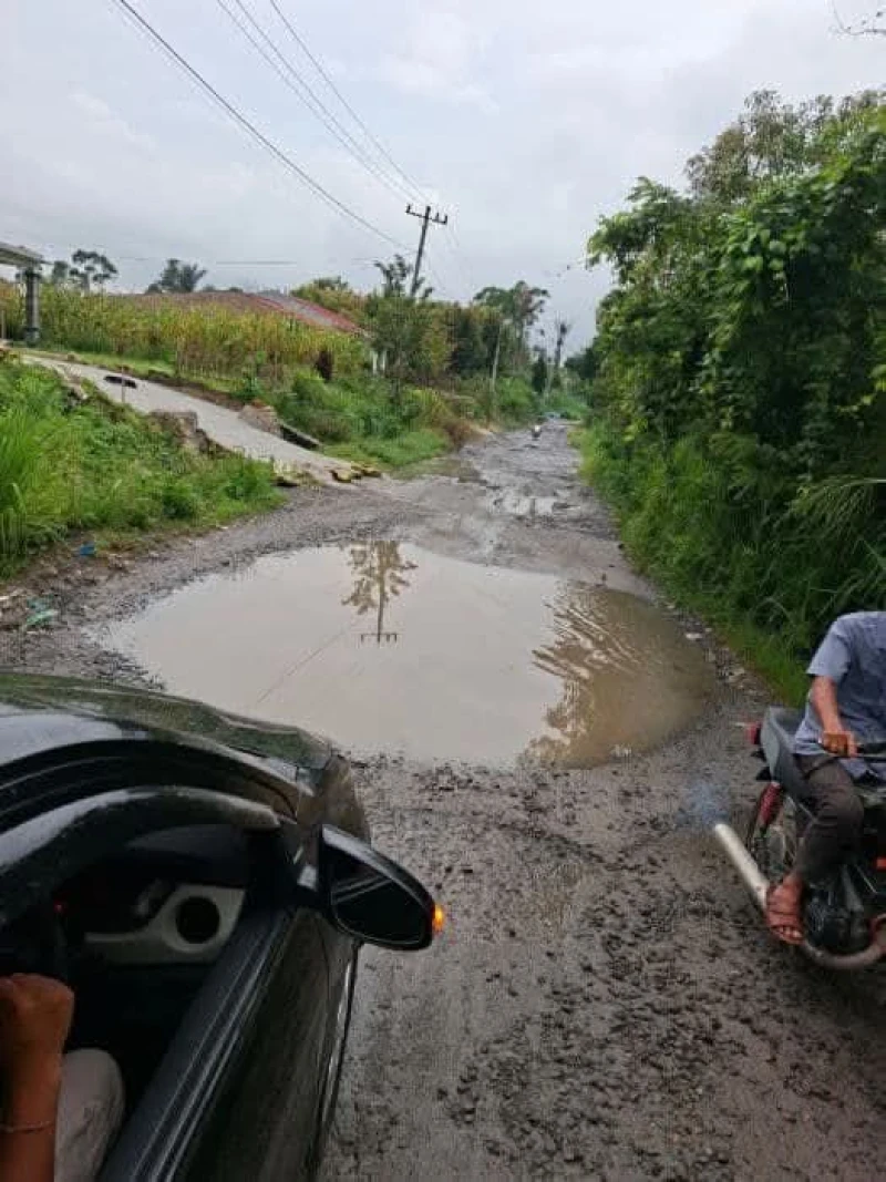 Jalan Sibuntuon–Tigaras Rusak Parah, Akses ke Danau Toba Terancam - TajamNews